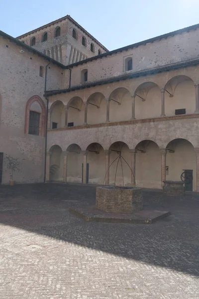 Torrechiara Castle Parma Internal Garden Well Arches High Quality Photo — Stock Photo, Image