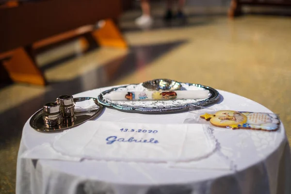 Tavolo Battesimale Allestito Chiesa Battesimo Con Acqua Santa Pettorale Foto — Foto Stock