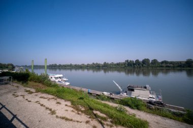 Guastalla Reggio Emilia yolundaki Po nehrinin panoraması. Yüksek kalite fotoğraf