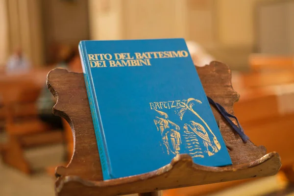 Libro Religioso Rito Del Battesimo Leggio Chiesa Italiano Foto Alta — Foto Stock