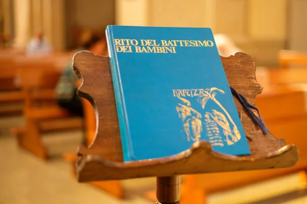 Libro Religioso Rito Del Battesimo Leggio Chiesa Italiano Foto Alta — Foto Stock