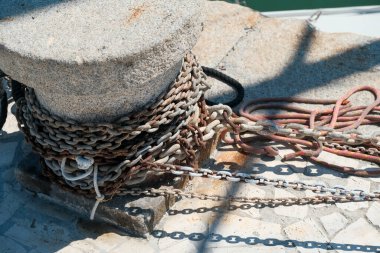 Taş iskeleye demir ve kısa zincirlerle bağlanmış. Yüksek kalite fotoğraf