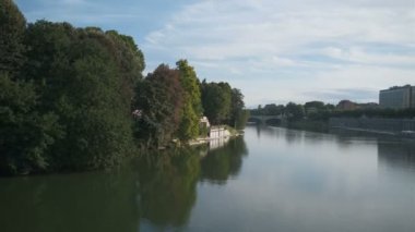 Nehir Po 'su güneşli bir günde köprüden Torino' ya bakıyor. Yüksek kalite 4k görüntü
