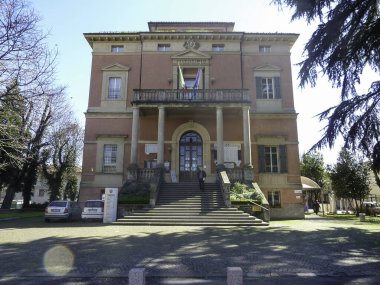 Güneşli bir günde şehrin Bibbiano Reggio Emilia cephesi. Yüksek kalite fotoğraf