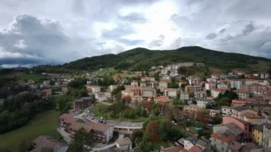 Bardi Kalesi Parma İtalya Kule 'den panoramik manzara. Yüksek kalite 4k görüntü