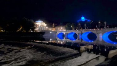 Gece köprüsünde Torino Panoraması Po nehrinin üzerinde mavi ışık ve yansımalarla