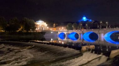 Gece köprüsünde Torino Panoraması Po nehrinin üzerinde mavi ışık ve yansımalarla