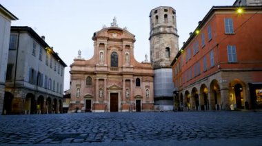 Reggio Emilia Piazza San Refah Kilisesi zaman aşımına uğradı. Yüksek kalite 4k görüntü