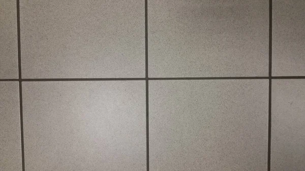 浴室の白いセラミックタイルの床の質感 — ストック写真