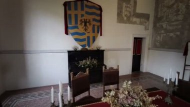 Parma Bardi ortaçağ şatosunun iç odalarında masa var. Yüksek kalite 4k görüntü