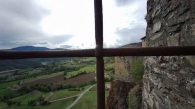 Bardi Kalesi Parma İtalya Kule 'den panoramik manzara. Yüksek kalite 4k görüntü