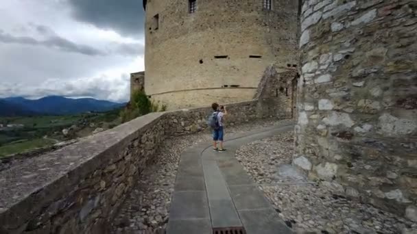Entrada Del Castillo Medieval Parma Bardi Con Niño Turista Tomando — Vídeo de stock