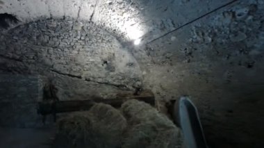 Parma Bardi ortaçağ şatosu mahzen ve su deposunun içi. Yüksek kalite 4k görüntü