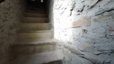 Parma Bardi ortaçağ şatosunun merdivenlerinden kuleye. Yüksek kalite 4k görüntü