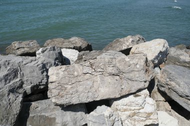 Güneşli bir günde denizin önündeki kayalar ve kayalar. Yüksek kalite fotoğraf