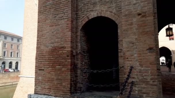 Ferrara Kasteel Panoramisch Uitzicht Met Verdedigingsmuren Grachttoren Ophaalbrug Fontein — Stockvideo
