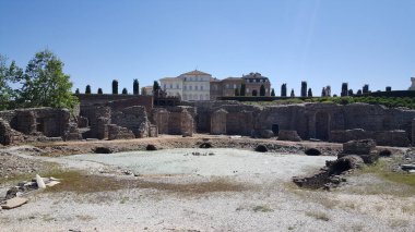 Muhteşem Reggia di Venaria 'nın geniş açılı görüntüsü, uzun Barok cephesini, büyük kraliyet evini ve açık mavi gökyüzünün altında resmi manikürlü bahçelerini sergiliyor. Yüksek kalite fotoğraf