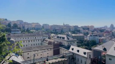 Geniş, panoramik bir manzara, tarihi binalar, yemyeşil alanlar ve açık, güneşli bir günde mavi deniz. Yüksek kalite 4k görüntü