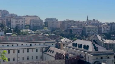 Geniş, panoramik bir manzara, tarihi binalar, yemyeşil alanlar ve açık, güneşli bir günde mavi deniz. Yüksek kalite 4k görüntü