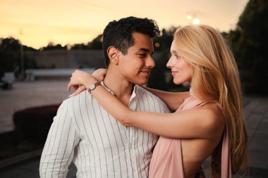 İki aşık, güzel bir gün batımının altında birlikte vakit geçirirken aynı yürekten anı paylaşırlar..