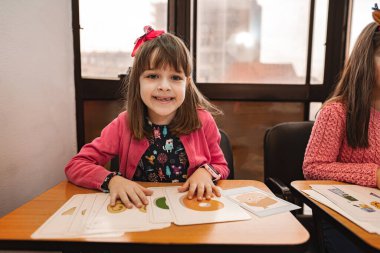 Dil okulunda kadın ilkokul öğrencileri birlikte..