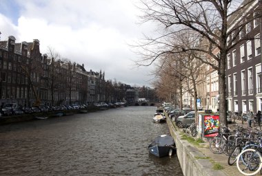Amsterdam, Hollanda kanal üzerinde eski binalar