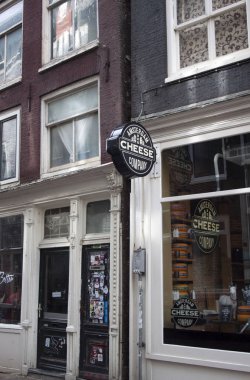 Amsterdam, Hollanda'da eski binaların cephelerinin manzara görünümü