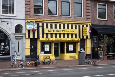 Amsterdam, Hollanda'da eski binaların cephelerinin manzara görünümü