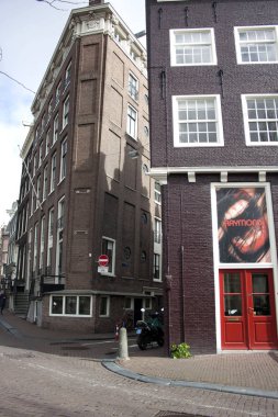 Amsterdam, Hollanda'da eski binaların cephelerinin manzara görünümü