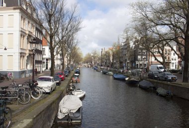 demirleme tekneleri ile su kanalı görünümü, Amsterdam 