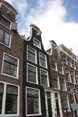 Amsterdam'ın geleneksel mimarisinin gündüz görünümü