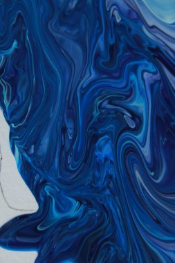 Arka plan için lekelenmiş mavi boyanın tam çerçeve görüntüsü