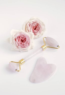 Çiçek açan güllerin güzelliği, tebrik kartı için doğa arka planı.