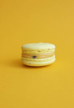 Fransız kurabiyeli tatlısına yakın çekim. Ticari yemek fotoğrafı kullanmaya hazır. Tatlı şekerleme yemek fotoğrafı.