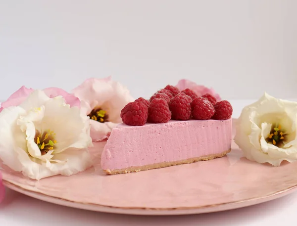 Malinový Cheesecake Čerstvými Květy Jídlo Foto Růžový Dort Bobulemi Talíři — Stock fotografie