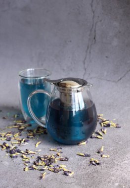 Kelebek bezelye çayı (bezelye çiçeği, mavi bezelye) sağlıklı içme ve arınma için. 