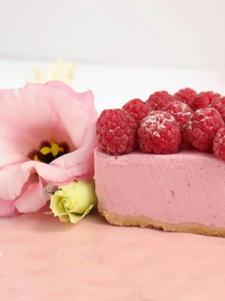 Malinový Cheesecake Čerstvými Květy Jídlo Foto Růžový Dort Bobulemi Talíři — Stock fotografie