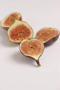 Yaklaşın, taze incirler. 