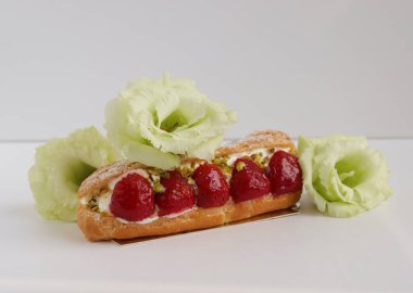 Çilekli taze kek, yakın plan.