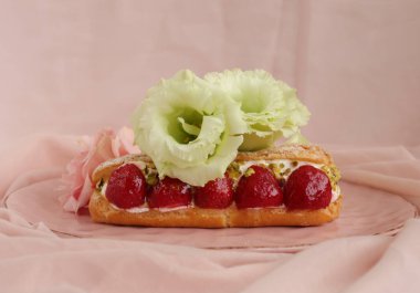 Çilekli taze kek, yakın plan.