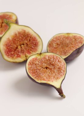 Yaklaşın, taze incirler. 