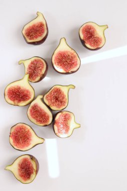 Yaklaşın, taze incirler. 