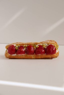 Çilekli taze kek, yakın plan.