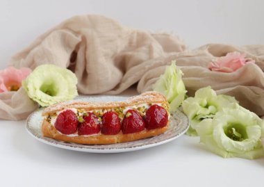 Çilekli taze kek, yakın plan.