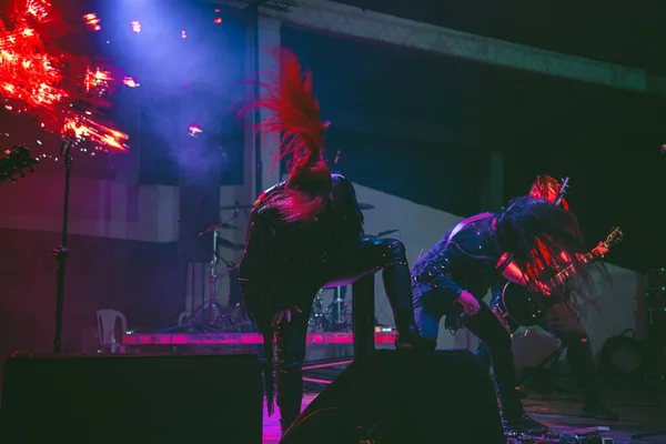 Bir grup genç gece sahnede konser veriyor.