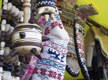 Hatıralık eşyalar, çorap, mittens. Sokakta tatil ticaret.