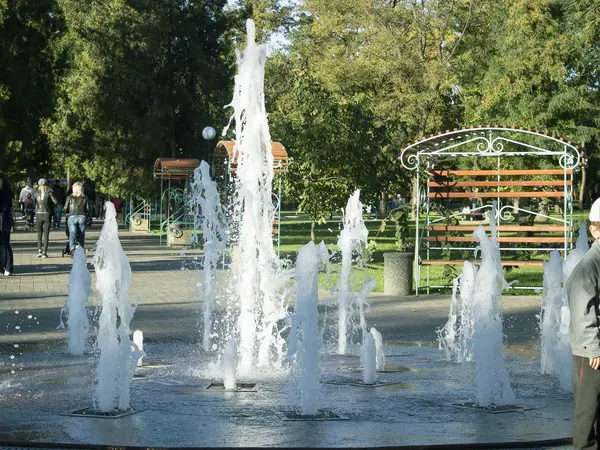 Fuente Musical Chorro Agua Late Hacia Arriba Gente Camina Parque —  Fotos de Stock