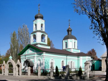 Şehir dışında küçük bir kilise inşa.