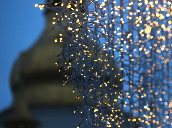 圣诞树上的圣诞装饰品 带发光灯光的花环 在教堂圆顶的背景下 — 图库照片