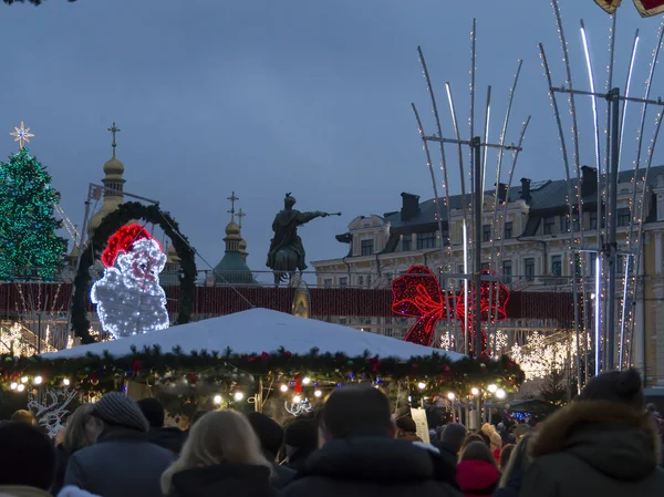 圣诞装饰品在镇广场上有发光的灯光 人们庆祝新年假期 — 图库照片